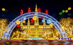 Weihnachtslichter am Rathaus bei Nacht in Wien.