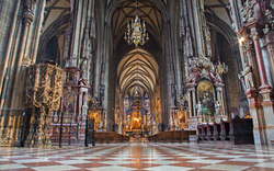 Innenansicht einer gotischen Kathedrale mit hohen Gewölben und kunstvollen Verzierungen.