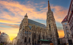 Stephansdom in Wien bei Sonnenuntergang.