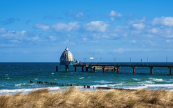 Seebrücke mit Tauchgondel an einem sonnigen Strandtag