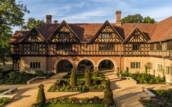 Fachwerkgebäude mit Garten im Schloss Cecilienhof in Potsdam