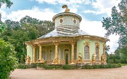 Chinesisches Teehaus mit goldenen Statuen im Garten Sanssouci.