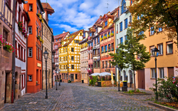 Eine malerische Altstadtgasse mit bunten Fachwerkhäusern.