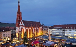 Weihnachtsmarkt vor Marienkapelle in Würzburg bei Abenddämmerung