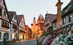 Gasse in einer historischen europäischen Stadt bei Abenddämmerung mit Fachwerkhäusern