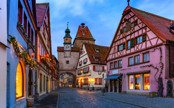 Mittelalterliche Fachwerkhäuser in einer deutschen Altstadt mit gepflasterter Straße.