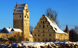 Historische Gebäude im Winter mit schneebedeckten Dächern.