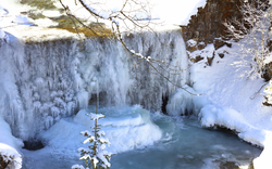 Gefrorener Wasserfall in einer Winterlandschaft