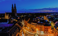 St. Josephkirche und Gilgenstraße bei Nacht, beleuchtete Gebäude und Straßen.