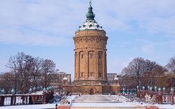 Winterlicher Blick auf den Wasserturm in Mannheim am Friedrichsplatz, umgeben von Schnee.