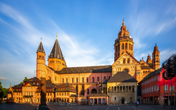 Mainzer Dom bei Sonnenuntergang, frontal, blauer Himmel im Hintergrund