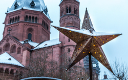 Sternendekoration vor schneebedeckter Kathedrale im Winter.