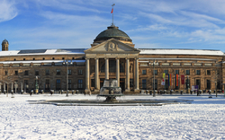 Kurhaus Wiesbaden im Winter mit Schnee bedeckt, in Hessen, Deutschland.