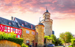 Historisches Gebäude und Turm bei Sonnenuntergang