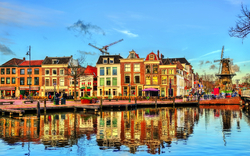 Winterliches Leiden in den Niederlanden mit bunten Gebäuden entlang eines Kanals.