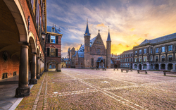 Historischer Innenhof in Den Haag bei Sonnenuntergang.