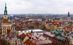 Panorama der Altstadt von Posen mit historischen Gebäuden und Kirchtürmen.