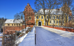 Schloss in Allenstein in der Woiwodschaft Ermland-Masuren, Polen, im Winter mit Schnee bedeckt.