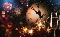 Feuerwerk, Sektgläser und Uhr zeigen Mitternacht.