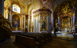 Barocke Kirche mit reich verzierter Innenausstattung und Sitzbänken.