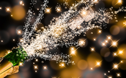 Champagnerflasche mit spritzendem Korken und Schaumemission vor unscharfem Hintergrund