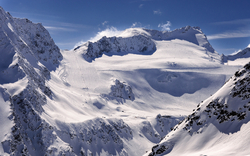 Schneebedeckte Berglandschaft unter klarem Himmel.