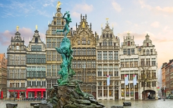 Blick auf den Brabobrunnen vor historischen Gebäuden am Grote Markt in Antwerpen.