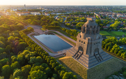 Luftaufnahme des Völkerschlachtdenkmals bei Sonnenuntergang in Leipzig.