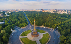 Luftaufnahme der Berliner Siegessäule im Tiergarten mit Blick über die Stadt.