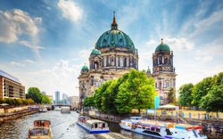 Berliner Dom an einem sonnigen Tag mit Booten auf der Spree