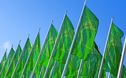 Grüne Fahnen mit der Aufschrift 