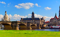 Panorama von Dresden mit der Elbe und historischen Gebäuden.