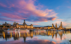 Altstadt von Dresden bei Sonnenuntergang, reflektiert in der Elbe