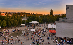 Menschenmenge auf einem Platz bei Sonnenuntergang, Bregenzer Festspiele.
