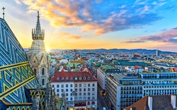 Blick auf Wien mit Stephansdom bei Sonnenuntergang.