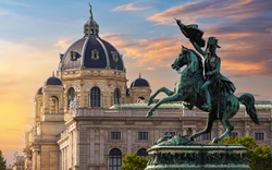 Reiterdenkmal vor dem Kunsthistorischen Museum in Wien bei Sonnenuntergang.