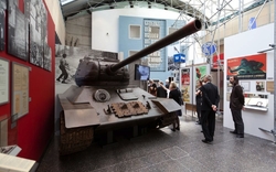 Panzer mit langem Geschützrohr in einem Museum ausgestellt.