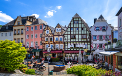 Fachwerkhäuser in einer deutschen Altstadt bei sonnigem Wetter.