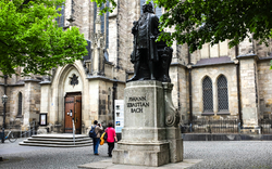 Statue von Johann Sebastian Bach vor der Thomaskirche in Leipzig, Deutschland.