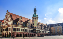 Historisches Gebäude des Alten Rathauses auf dem Naschmarkt in Leipzig, Sachsen, Deutschland